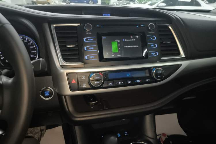 Used Toyota Highlander 2018 2.0T Four-Wheel Drive Luxury Version 7 Seats China VI Standard Audio And AC Panel