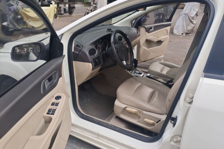 Used Ford Focus 2013 Hatchback Classic 1.8L Automatic Fashion Edition
