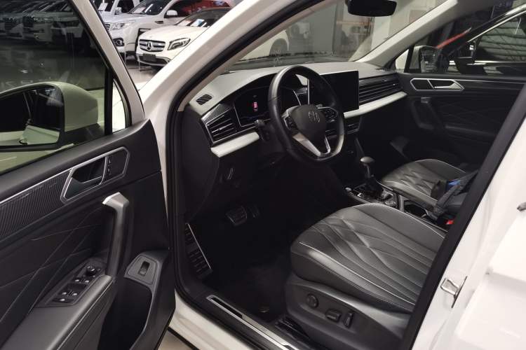 Used Volkswagen Tiguan L 2022 380TSI Automatic All-Wheel Drive R-Line Enhanced Comfort 7-Seater Driver Seat