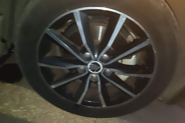Used Skoda Octavia 2016 1.6L Automatic Smart Drive Edition Right Front Wheel Hub