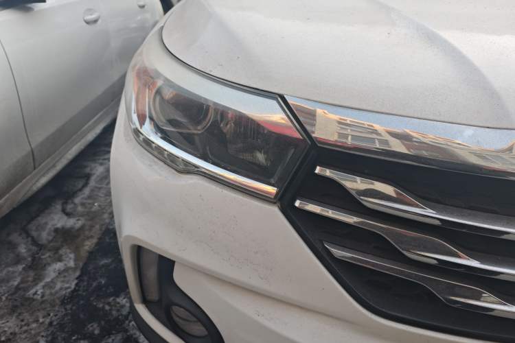 Used GAC Trumpchi GS4 2017 235T Automatic Two-Wheel Drive Luxury Smart Connectivity Version Right Front Headlight