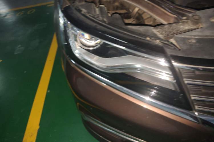 Used Roewe RX5 2016 20T Two-Wheel Drive Manual Flagship Edition Right Front Headlight