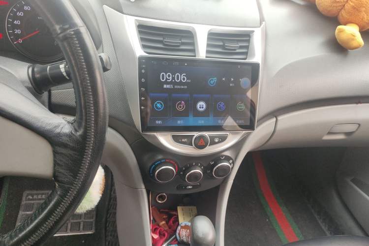 Used Hyundai Verna (older generation) 2010 Sedan 1.4L Automatic Fashionable GT Model Audio And AC Panel