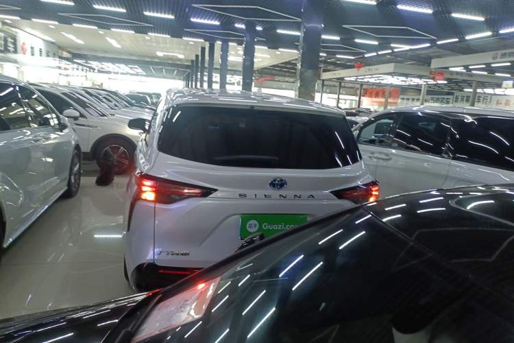 Used Toyota SIENNA 2021 2.5L Hybrid Luxury Edition Rear