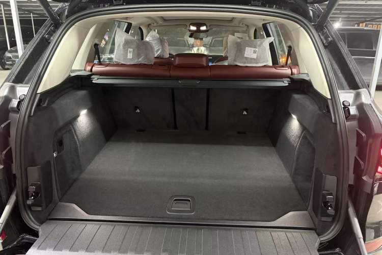 Used BMW X5 2023 xDrive 30Li Luxury M Sport Package Trunk