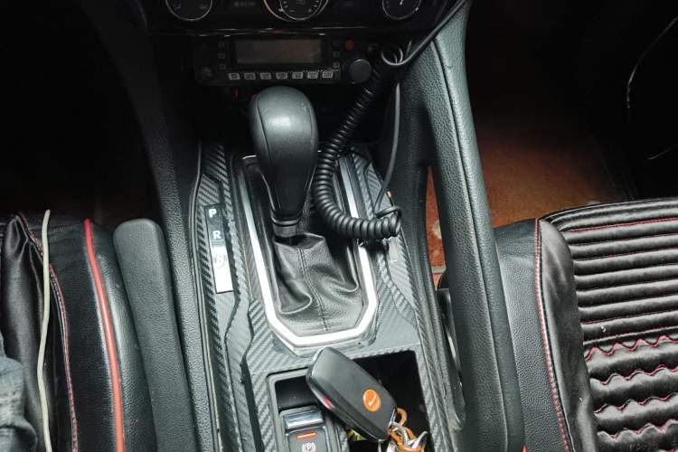 Used JMC Yusheng S350 2016 2.4T Automatic 2WD Diesel Luxury Version with Sunroof 7 Seats Gear Lever