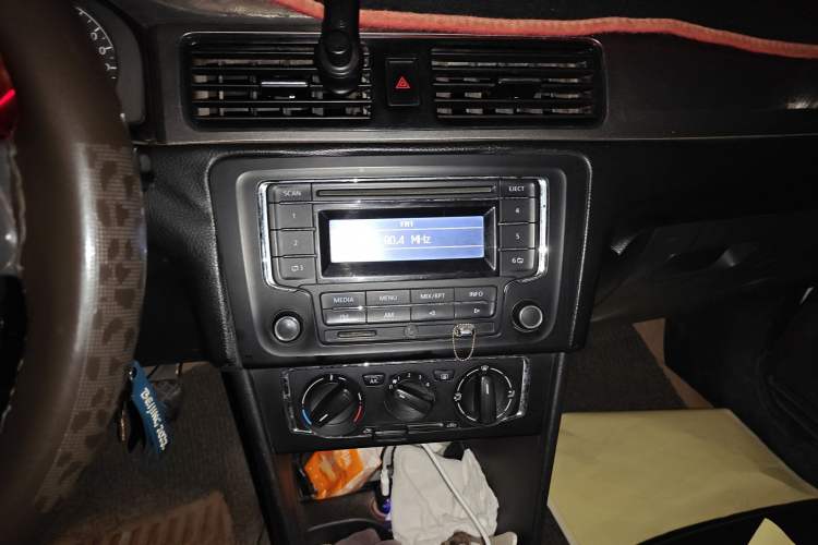 Used Volkswagen Santana 2013 1.4L Manual Comfort Edition Audio And AC Panel