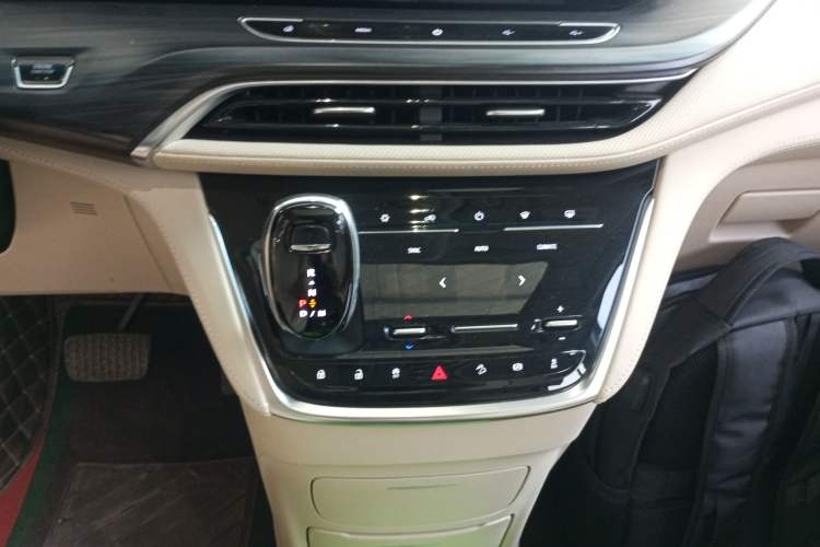 Used Buick GL8 2022 ES Landtrek 653T Luxury Edition