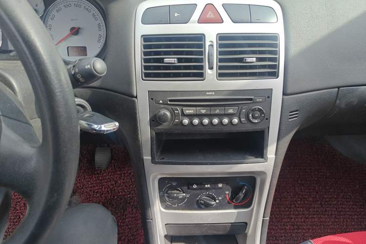 Used Peugeot 307 2008 Hatchback 1.6L Manual Deluxe Edition Audio And AC Panel