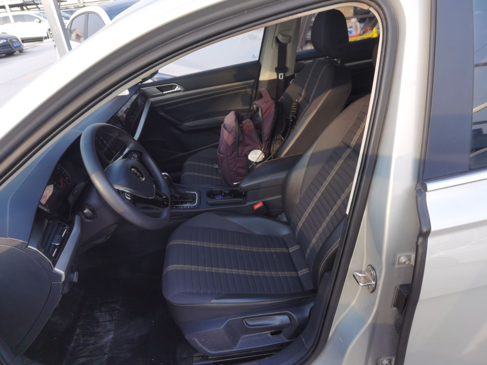 Переднее сиденье в автомобиле