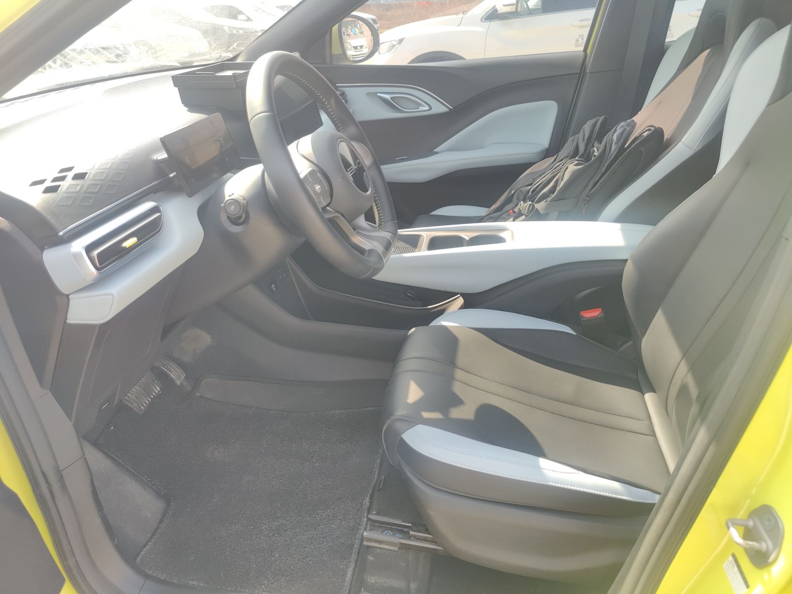 المقاعد الأمامية داخل السيارة