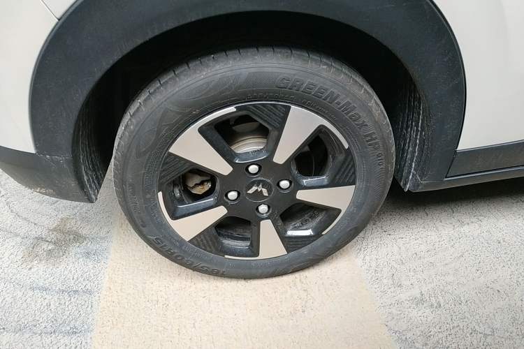 Used Wuling Bingo PLUS 2024 330 km Range Five-Seater Version Right Rear Wheel Hub