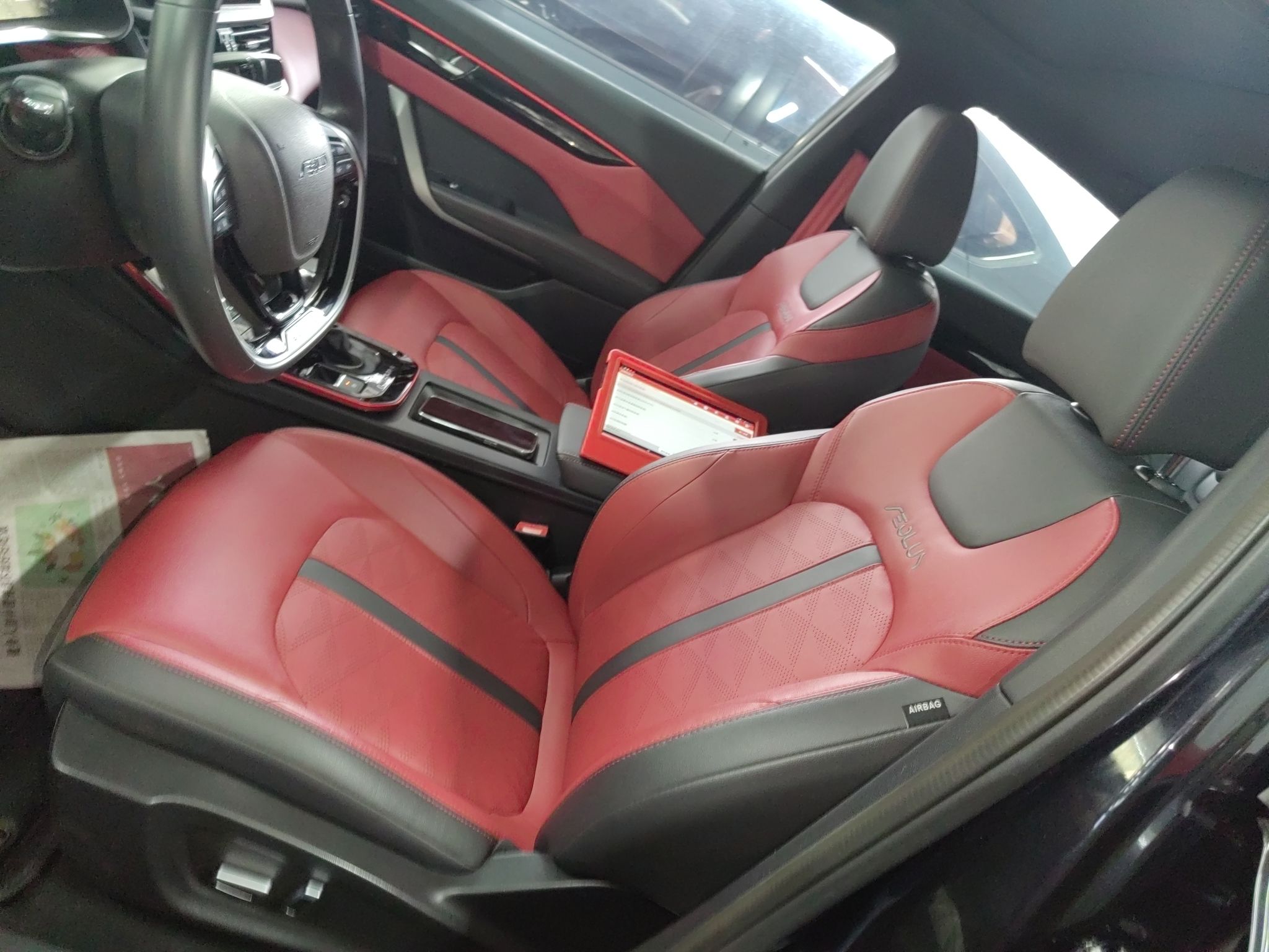 المقاعد الأمامية داخل السيارة