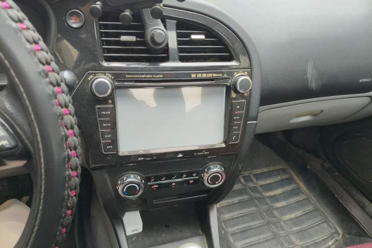 Used Soueast V3 Lingyue 2012 Revised Version 1.5L Manual – Style Edition
