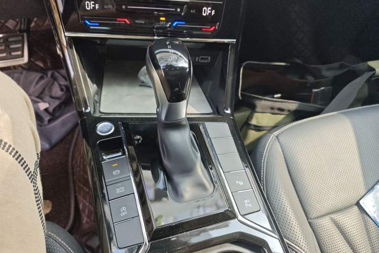 Used Volkswagen Passat 2023 Facelift 330TSI Luxury Edition Gear Lever