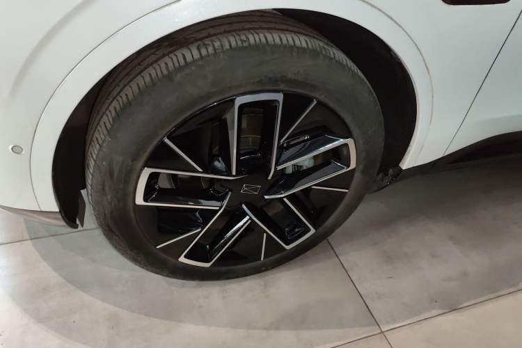 Used Avatr 11 2023 HarmonyOS Version Smart Enjoyment Upgrade Model 90-Degree Rear-Wheel Drive Edition Left Front Wheel Hub