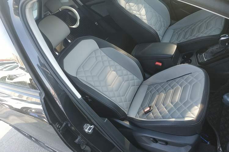 Used Volkswagen Tayron 2024 300TSI Two-Wheel-Drive Luxury Plus Advanced Version Right Front Seat