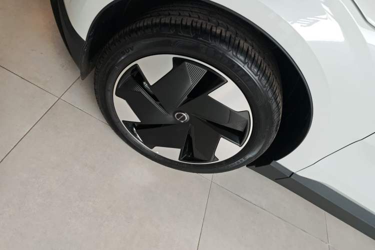 Used Volvo EX30 2025 Rear-Drive Long-Range Plus Model
