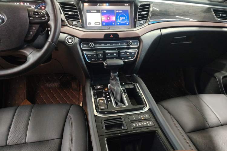 Used GAC Trumpchi GS8 2017 320T Two-Wheel Drive Luxury Smart Connectivity Version (7 Seats) Audio And AC Panel