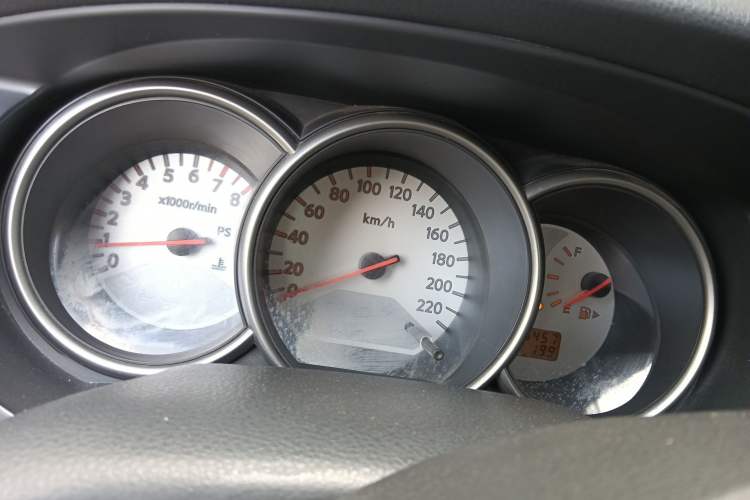 Used Nissan Livina 2010 Jingyue Edition 1.6L Manual All-Around Model