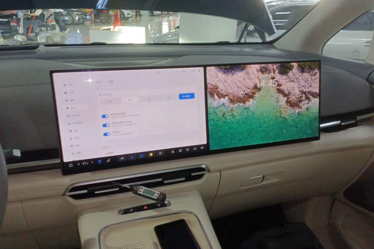 Used VOYAH Dream 2025 PHEV Four-Wheel-Drive Flagship Kunpeng Edition Audio And AC Panel