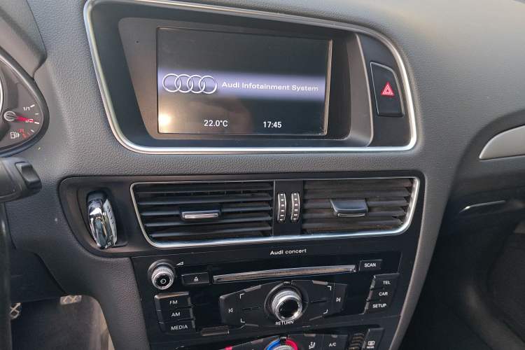 Used Audi Q5 2016 40 TFSI Trendy Edition Audio And AC Panel