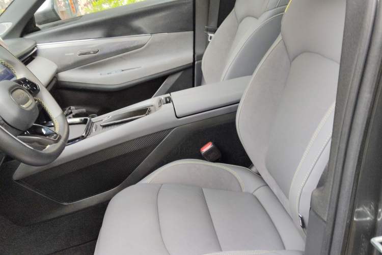 Used Lynk & Co 08 EM-P 2023 120km Long-Range Halo Left Front Seat