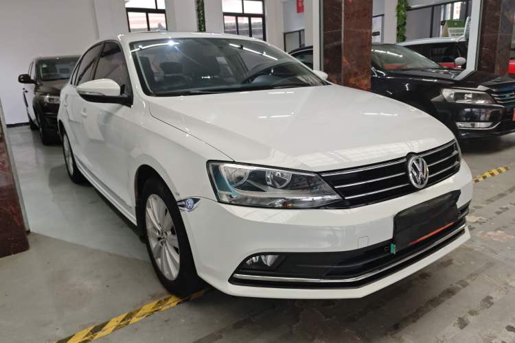 Used Volkswagen Sagitar 2016 230TSI 25th Anniversary Edition Front Right 45 Deg