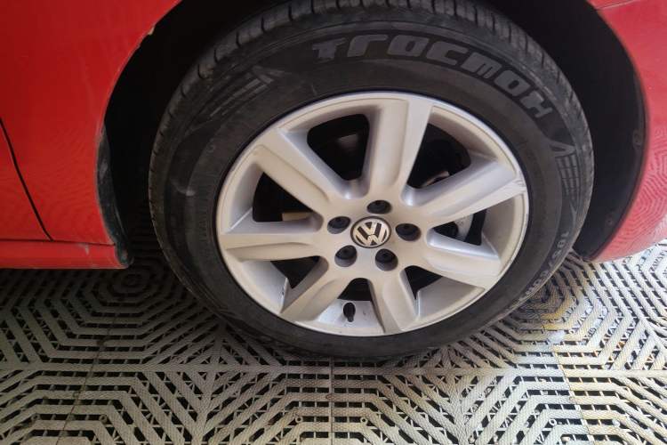Used Volkswagen Polo 2013 1.4L Automatic Comfort Edition Right Front Wheel Hub