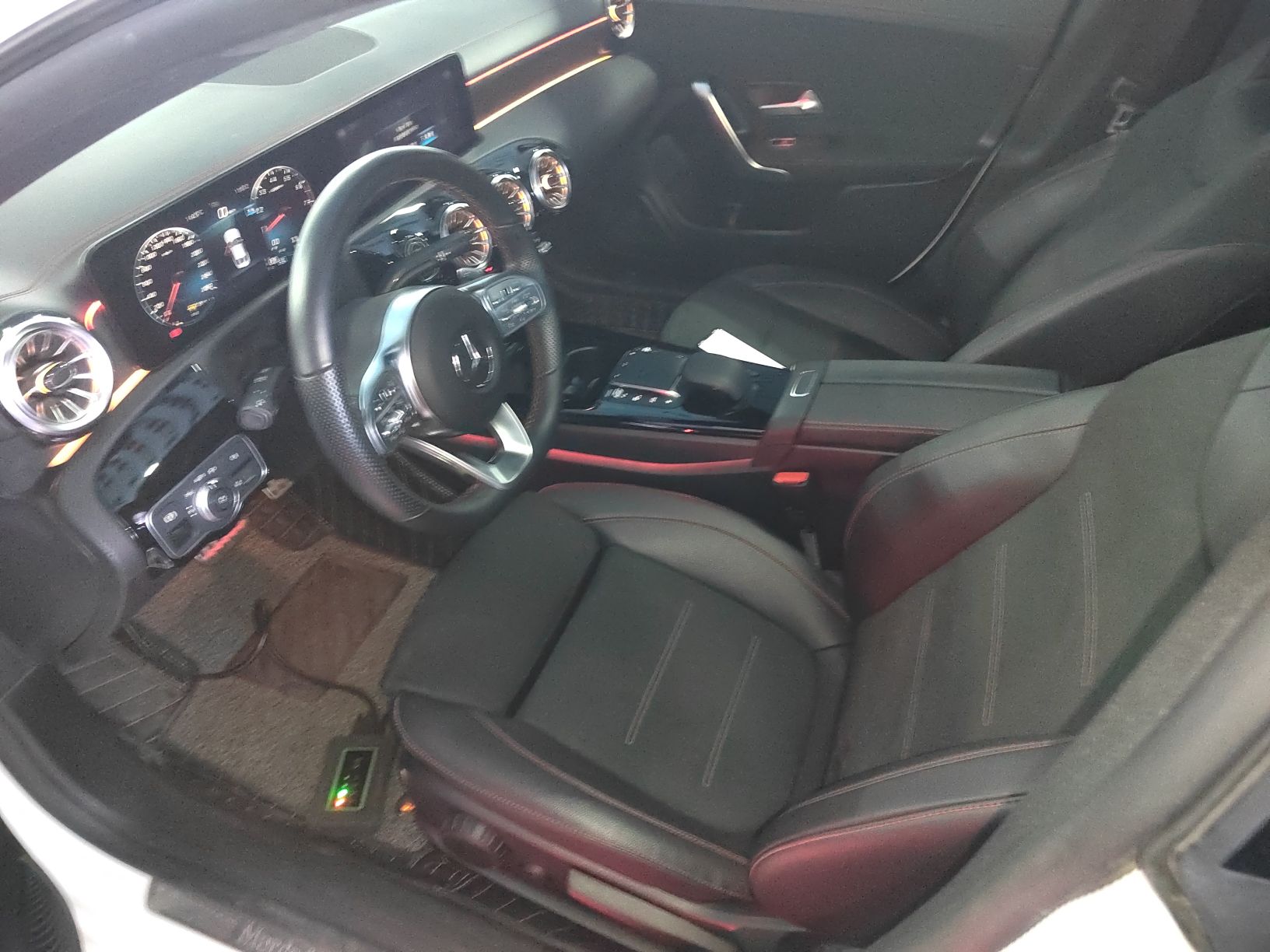 Переднее сиденье в автомобиле