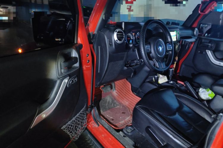 Used Jeep Wrangler 2014 3.0L Sahara Four-Door Edition Driver Seat