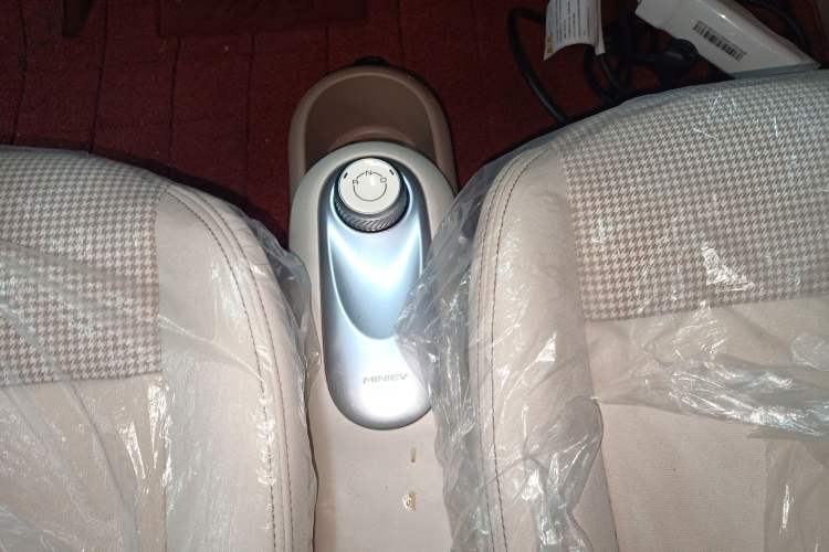 Used Wuling Hongguang MINIEV 2025 Four-Door Version Advanced Edition Gear Lever