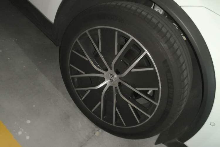 Used Porsche Macan 2024 Macan Long Range Edition Right Front Wheel Hub