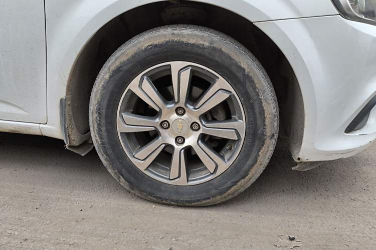 Used Chevrolet Aveo Sonic 2014 Sedan 1.4 SL MT Comfort Edition Right Front Wheel Hub