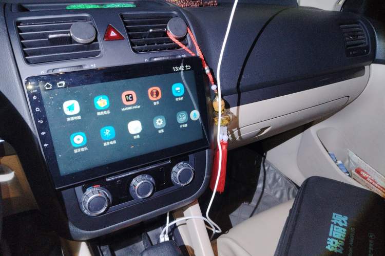 Used Volkswagen Sagitar 2011 1.6L Automatic Comfort Edition Audio And AC Panel