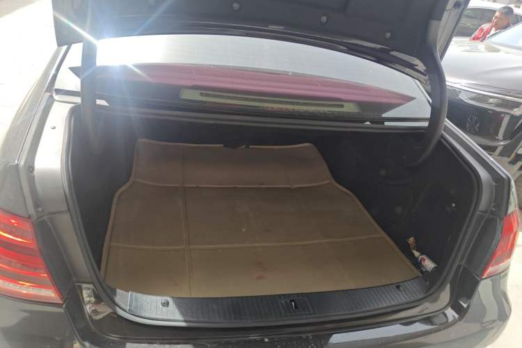 Used Mercedes-Benz E-Class 2015 Facelift E 200 L Sport Edition Trunk