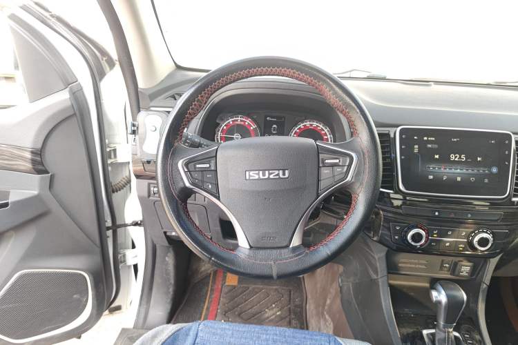 Used Isuzu D-MAX 2020 2.5T Two-Wheel Drive Automatic Flagship Edition China VI Standard Extended Version JE4D25Q6A