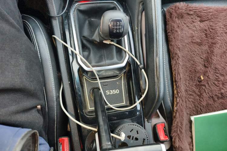 Used JMC Yusheng S350 2016 2.0T Manual Two-Wheel Drive Gasoline Luxury Version with Sunroof 5 Seats
