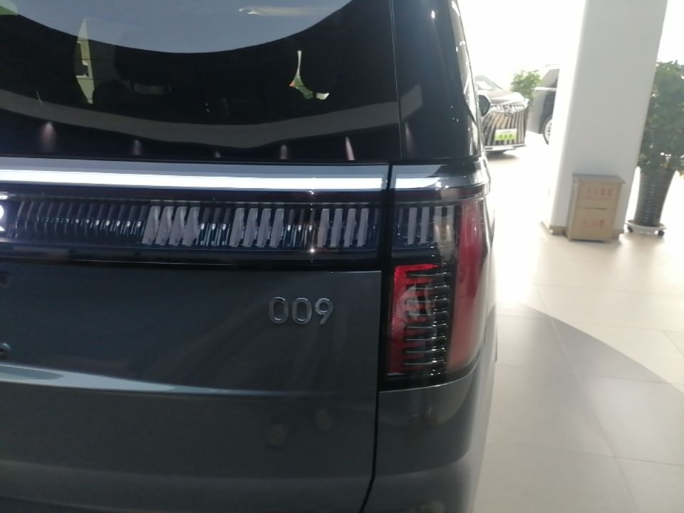 Zeekr 009 2024 Six-Seat Executive Version 4WD 108 kWh — снимка 9
