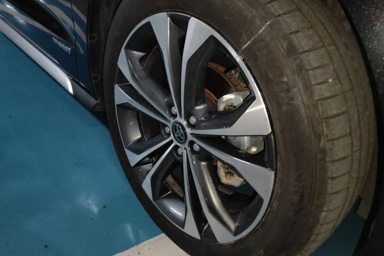 Used Toyota Granvia 2023 2.5L Hybrid Prestige PLUS Edition Right Front Wheel Hub