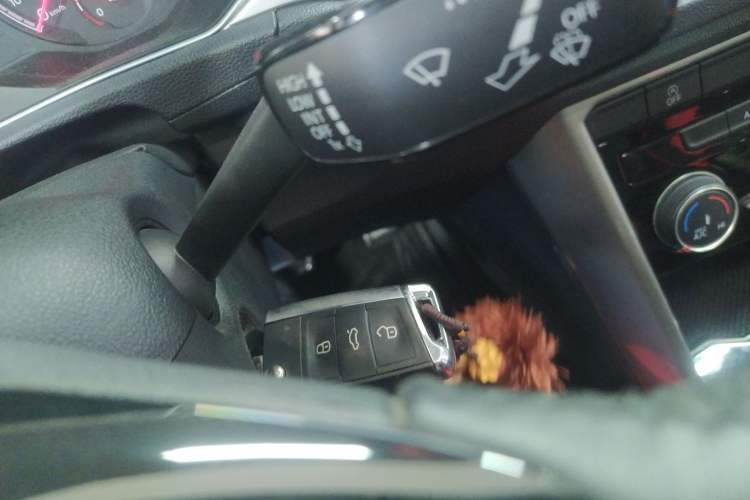 Used Volkswagen T-ROC 2019 230TSI DSG Two-Wheel-Drive Advanced Version China VI Standard Vehicle Key