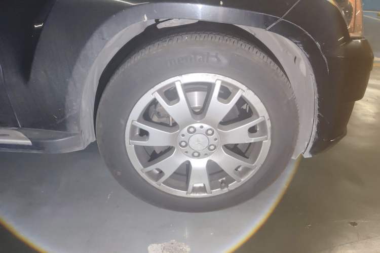 Used Mercedes-Benz GLK-Class 2011 GLK 300 4MATIC Fashion Model Right Front Wheel Hub