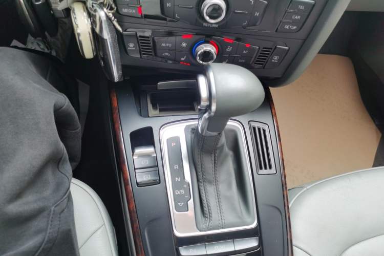 Used Audi A4L 2013 35 TFSI Automatic Comfort Model Gear Lever