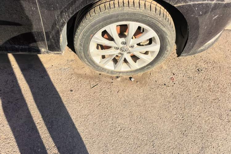 Used Volkswagen Lavida 2015 1.6L Automatic Comfort Edition Right Front Wheel Hub