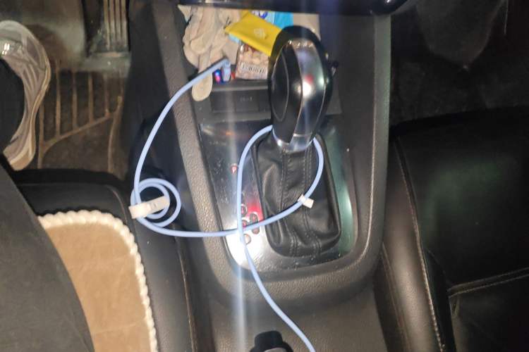 Used Volkswagen Sagitar 2012 1.4TSI Automatic Luxury Edition Gear Lever