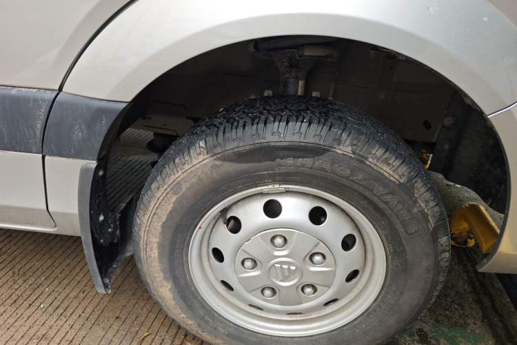 Used Foton Toano 2024 Tuyano Pro Multi-Function 2.0T Manual Rear-Drive Long Wheelbase Mid-Roof Design Single Rear Tire—Available in 5/6/7/9-Seater Configurations