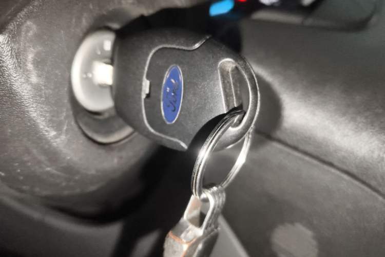 Used Ford Transit 2020 2.0T Diesel Multi-Function Commercial Vehicle Mid-Chassis Low-Roof Design with Dual Rear Doors Meeting China VI Emission Standards
