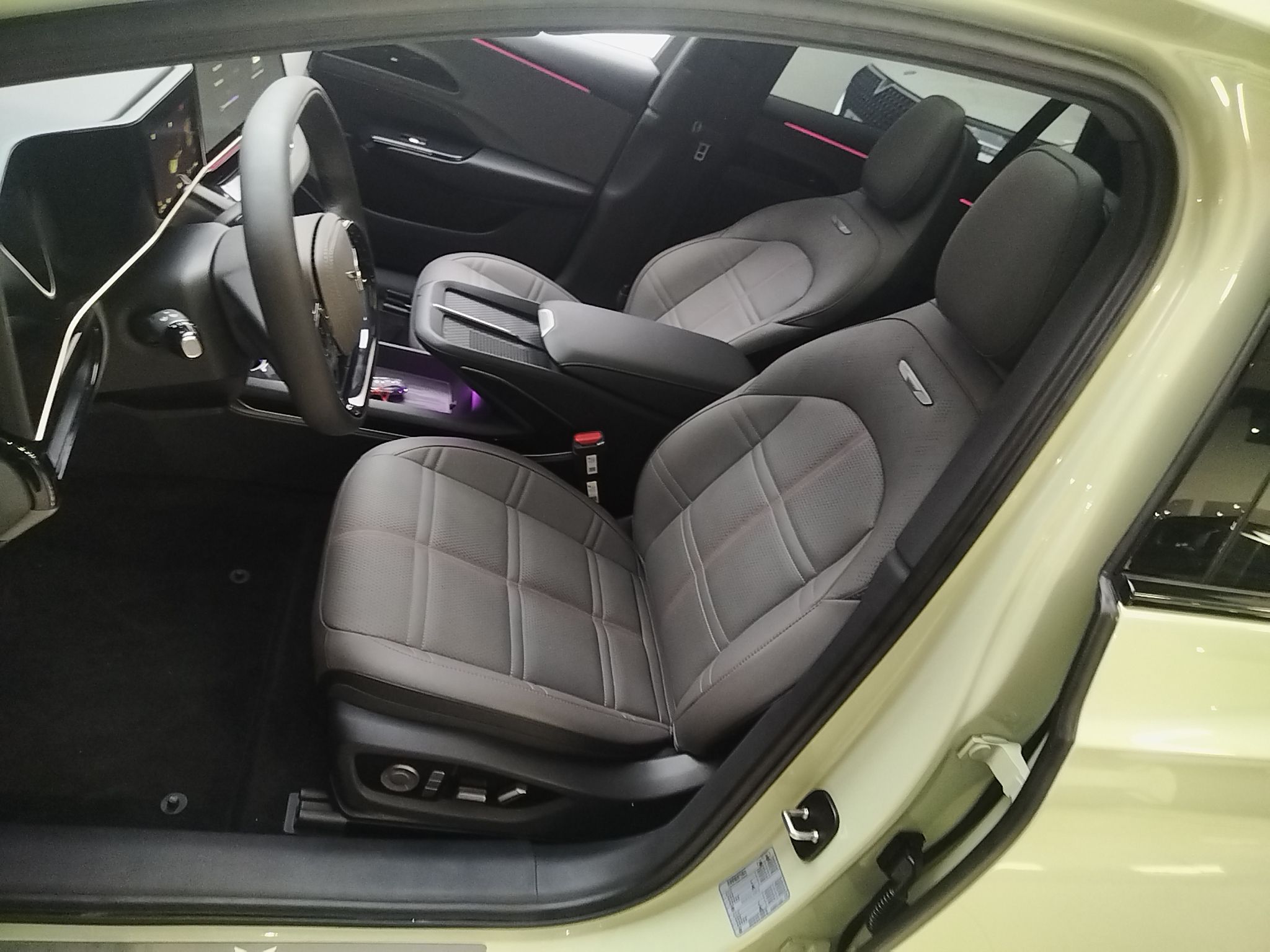 المقاعد الأمامية داخل السيارة