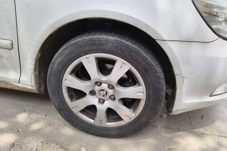 Used Skoda Octavia 2015 Classic Model 1.6L Automatic Elegance Edition Right Front Wheel Hub