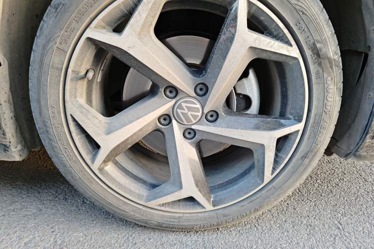 Used Volkswagen Passat 2023 Facelift 330TSI Prestige Edition Right Front Wheel Hub